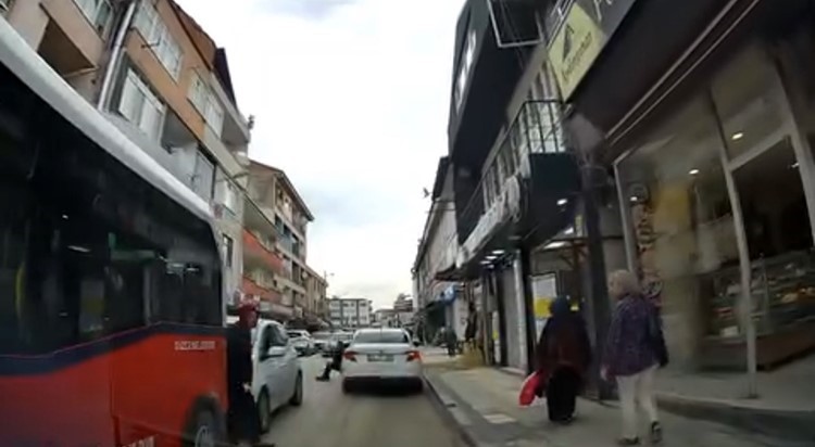 Düzce’de yayaya çarpan sürücü direksiyonu başkasına devretti