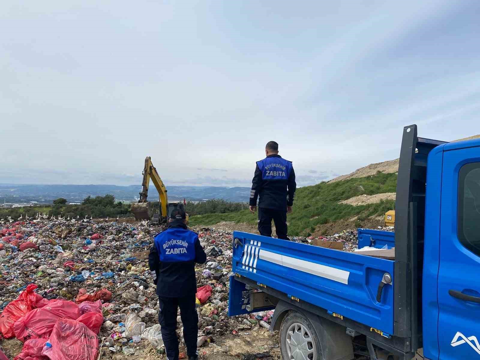 Mersin’de sağlıksız şekilde taşınan çiğ köfte kolilerine el konuldu