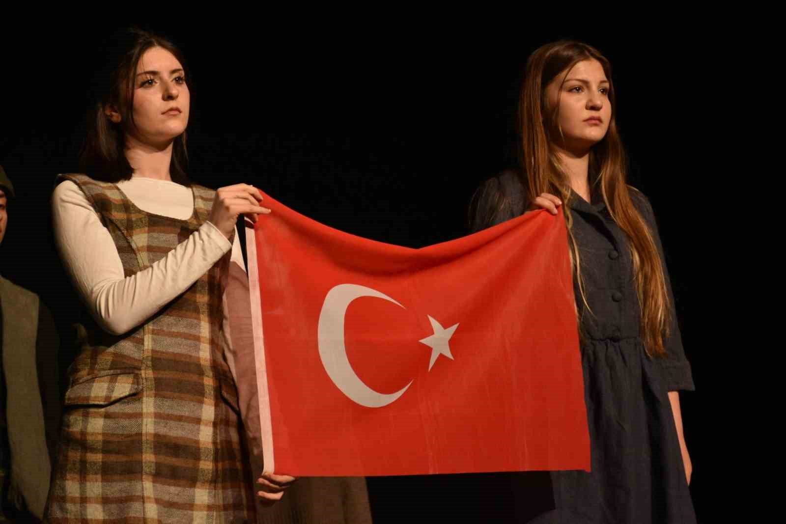 Tiyatro yarışmasında ipi Demir Ateşi g&ouml;ğ&uuml;sledi
