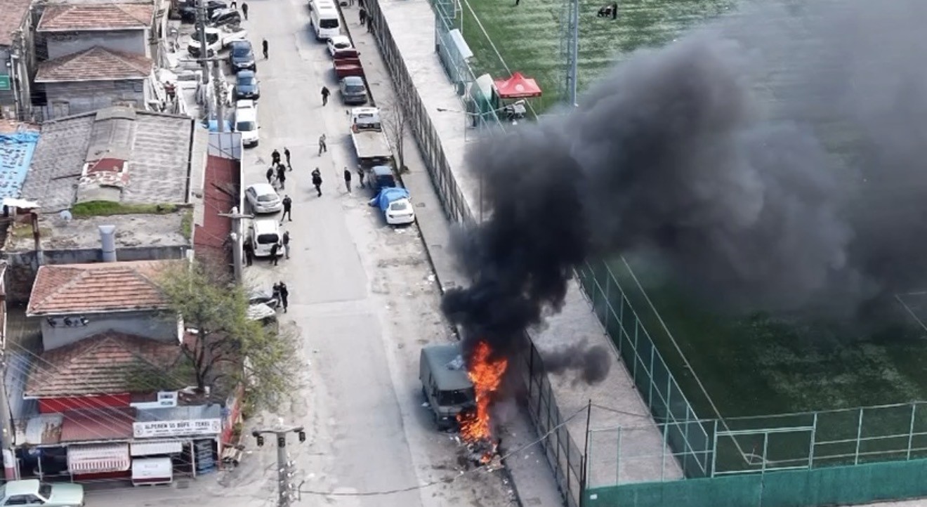 Samsun’da park halindeki yabancı plakalı minibüs yandı