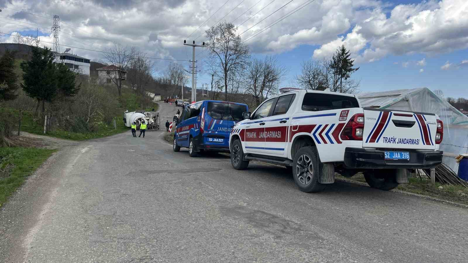 Beton mikseri devrildi: 1 yaralı
