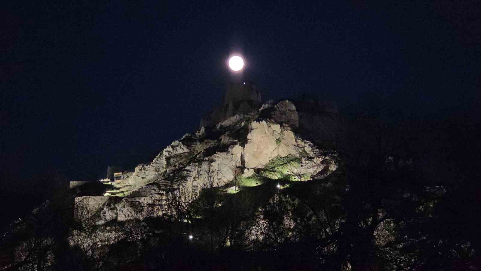 Van&rsquo;da g&ouml;rsel ş&ouml;len: "Pembe Dolunay" Erek Dağı&rsquo;ndan y&uuml;kseldi
