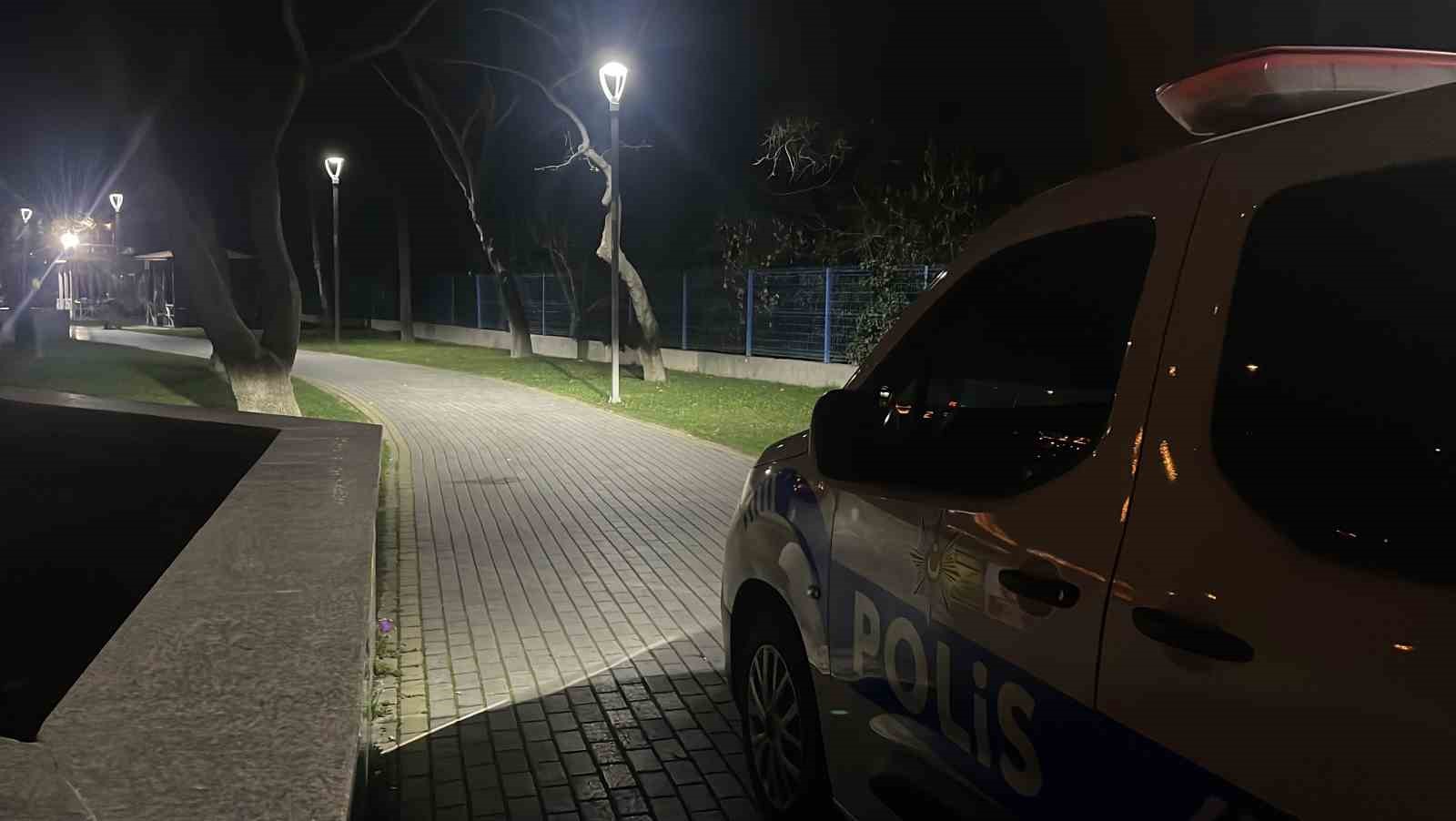 Parkta bı&ccedil;aklı kavga: 3 kişi yaralandı
