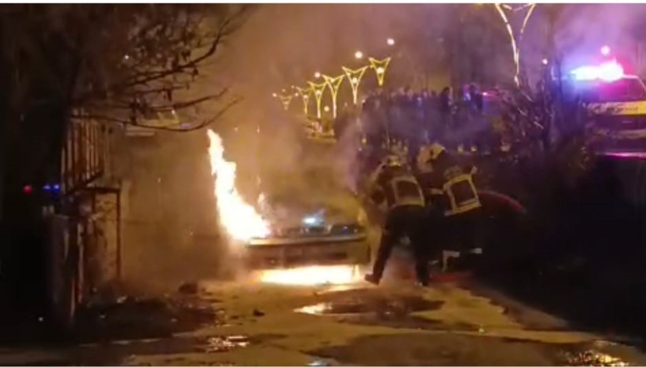 Bitlis&rsquo;te seyir halindeki ara&ccedil; alev aldı
