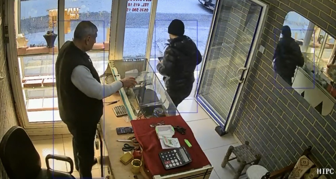 Mardin&rsquo;de kuyumcuya m&uuml;şteri gibi girip y&uuml;z&uuml;k &ccedil;alan hırsız tutuklandı
