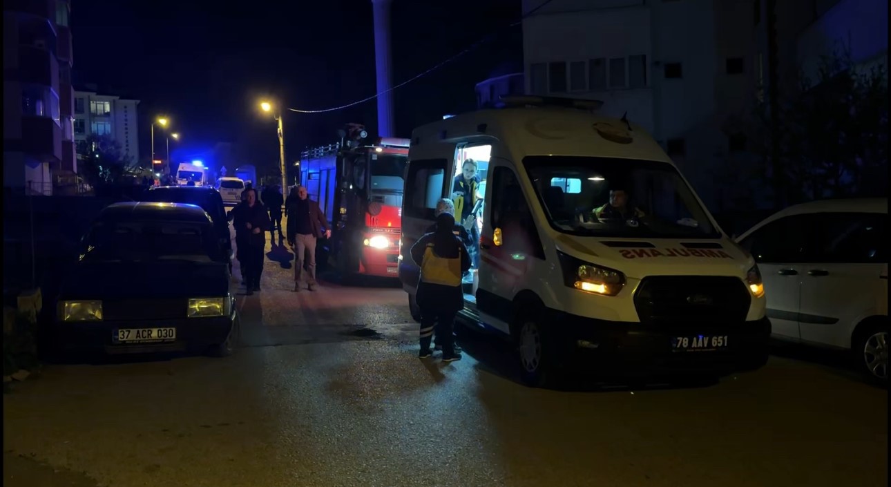 Karab&uuml;k&rsquo;te kadın eski eşini bı&ccedil;akla yaraladı
