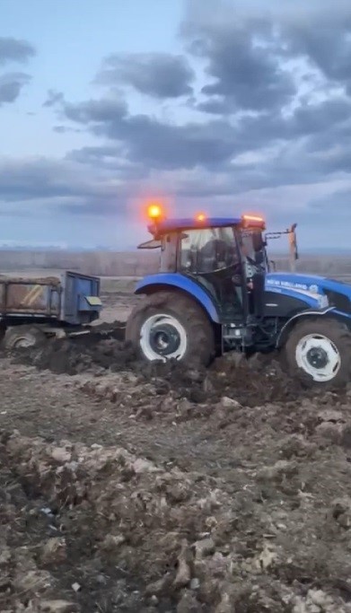 Kars&rsquo;ta &ccedil;amura saplanan trakt&ouml;rler g&uuml;&ccedil;l&uuml;kle kurtarıldı
