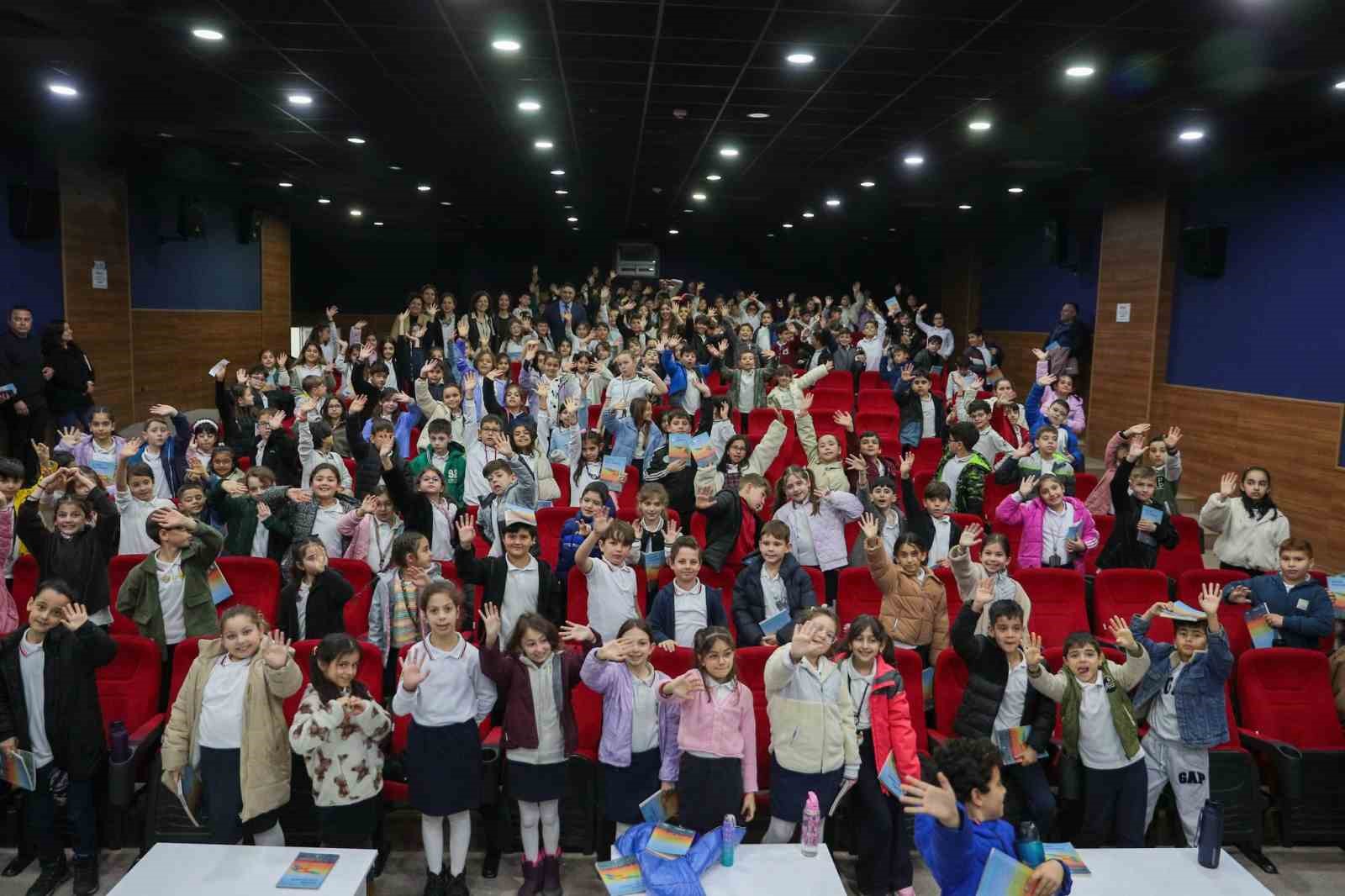 Aliağalı minikler belediye y&ouml;netimini yerinde &ouml;ğrendi
