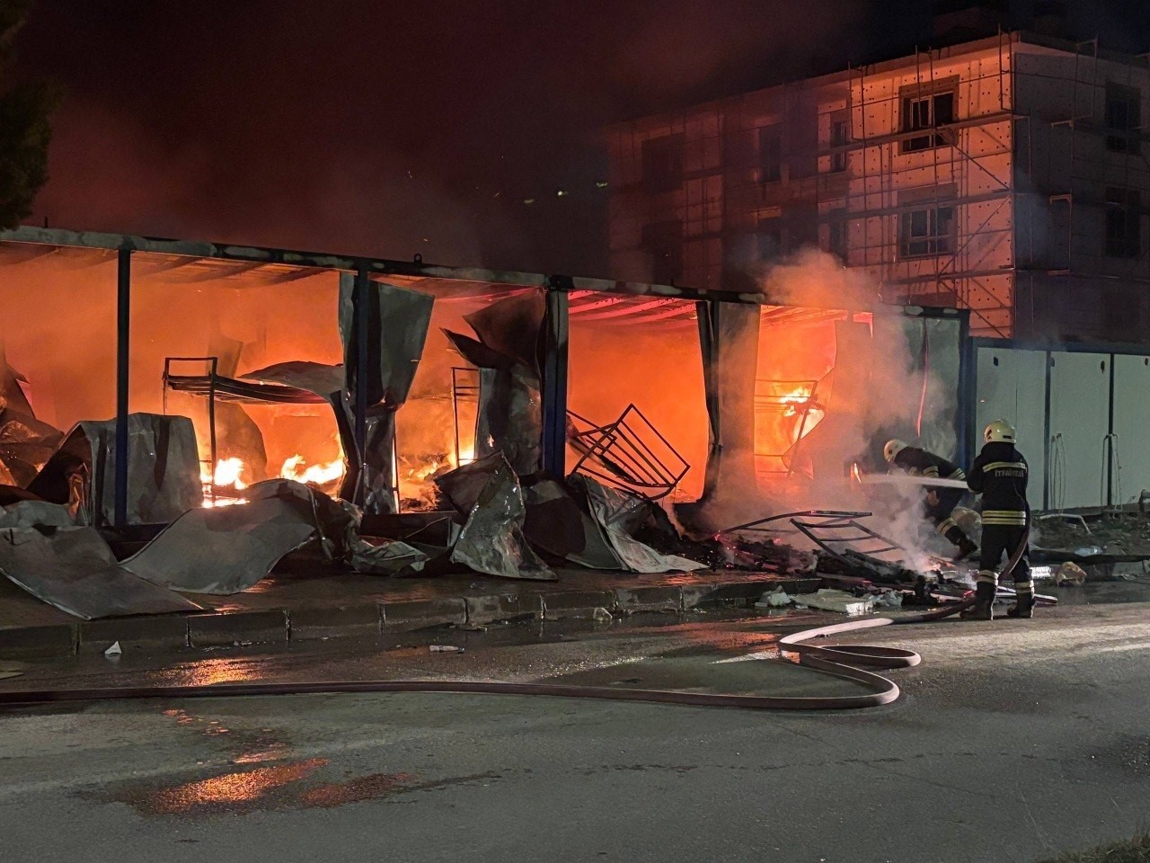 Erzincan&rsquo;da iş&ccedil;i konteynerlerinde yangın paniği
