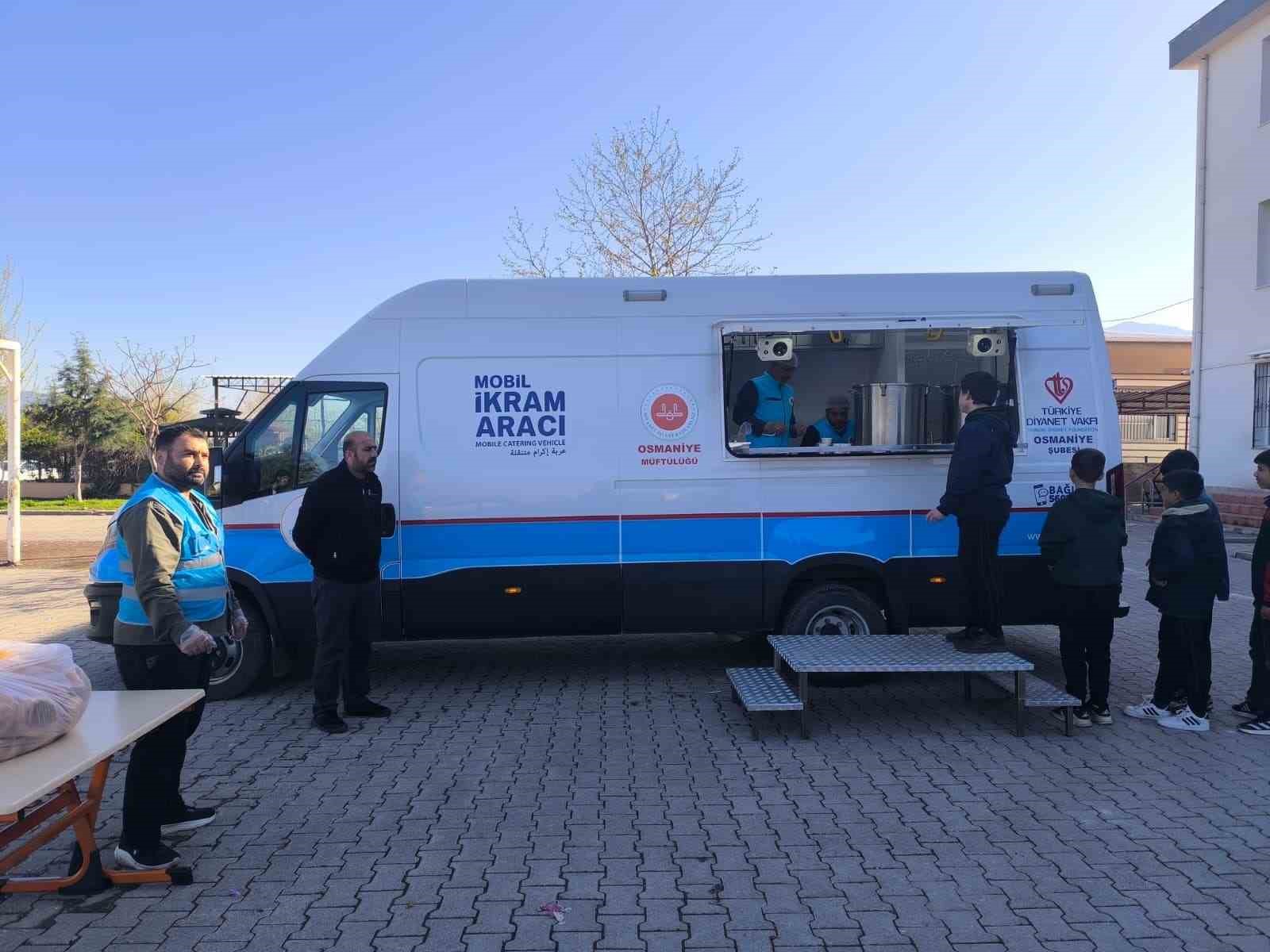 Osmaniye&rsquo;de &ouml;ğrencilere sıcak &ccedil;orba ikramı
