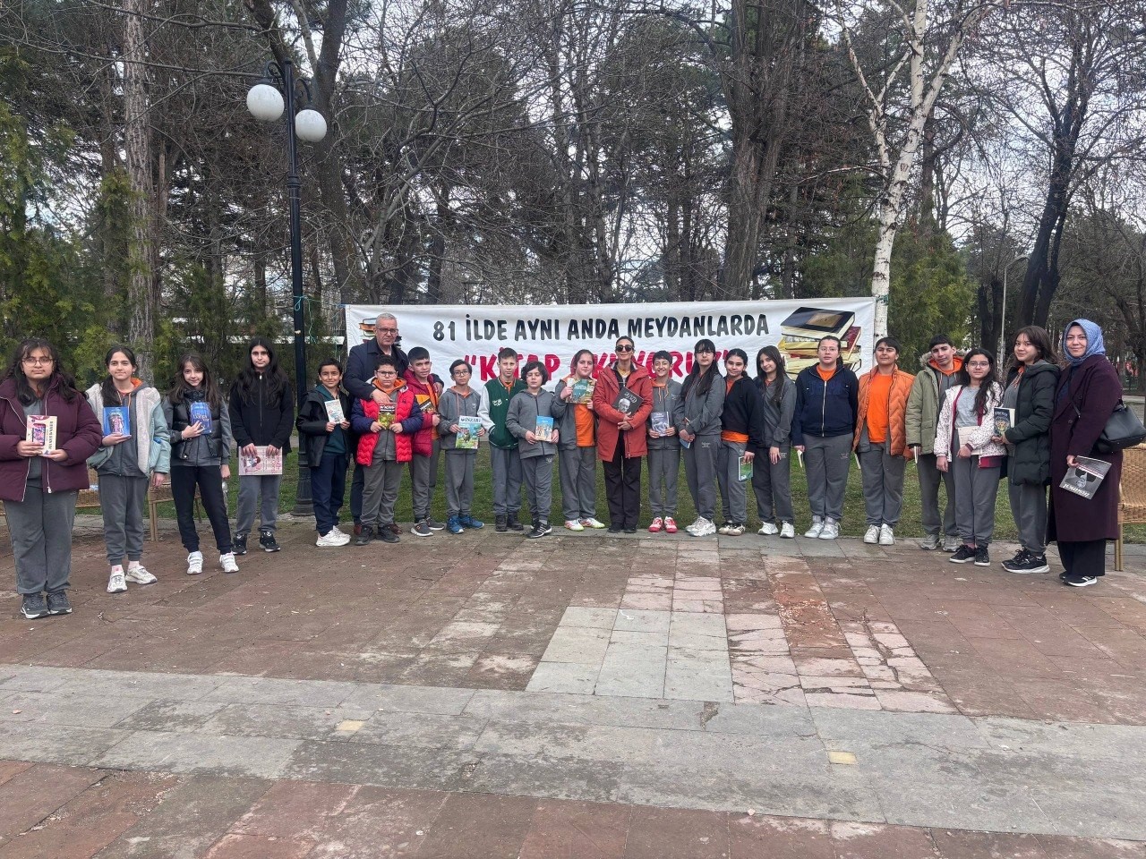Erzincan&rsquo;da a&ccedil;ık havada kitap okuma etkinliği
