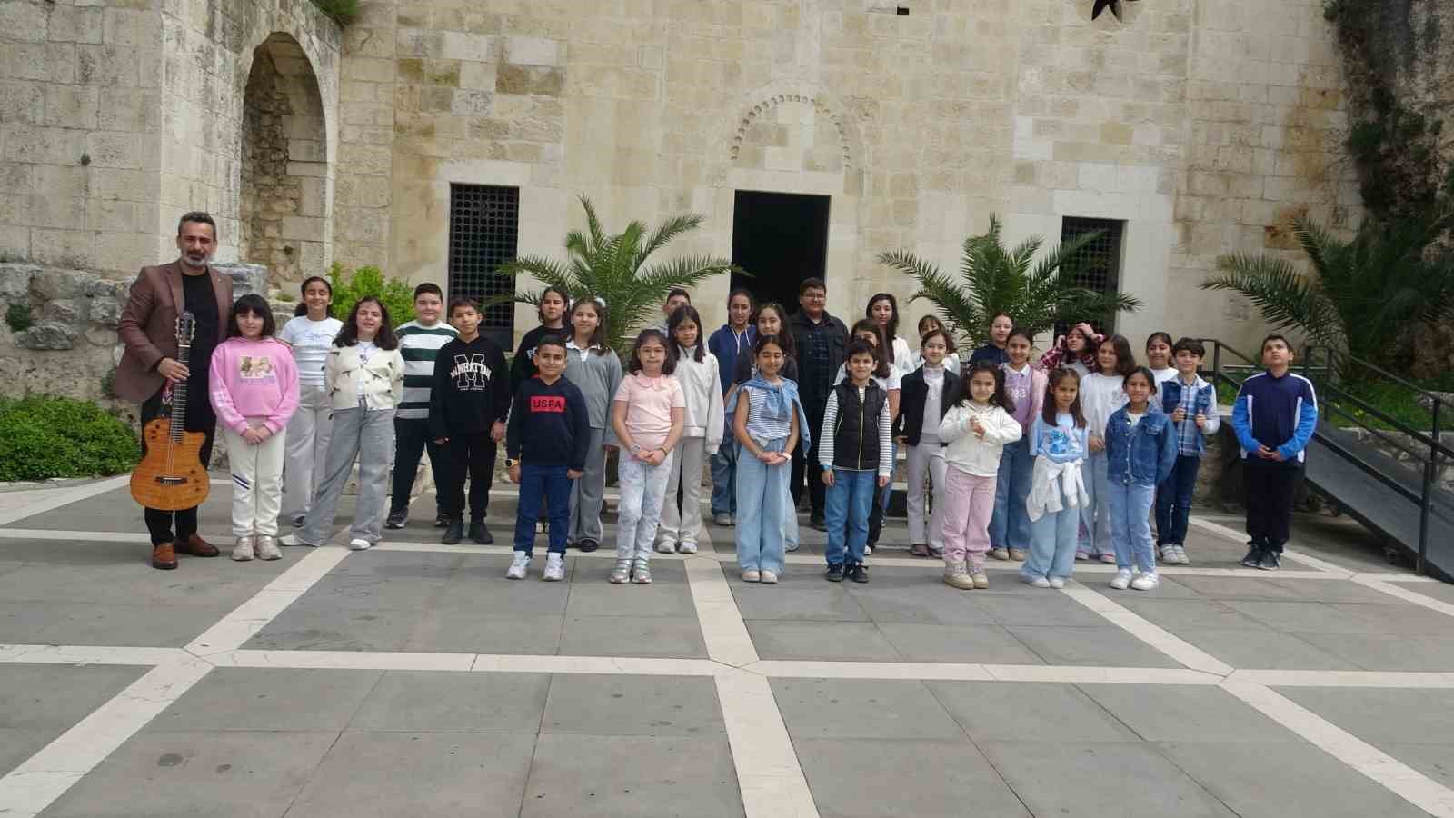 Gazele Gazel Korosu&rsquo;nun &ccedil;ocuk sanat&ccedil;ıları Antakya&rsquo;nın tarihi noktalarını gezdi

