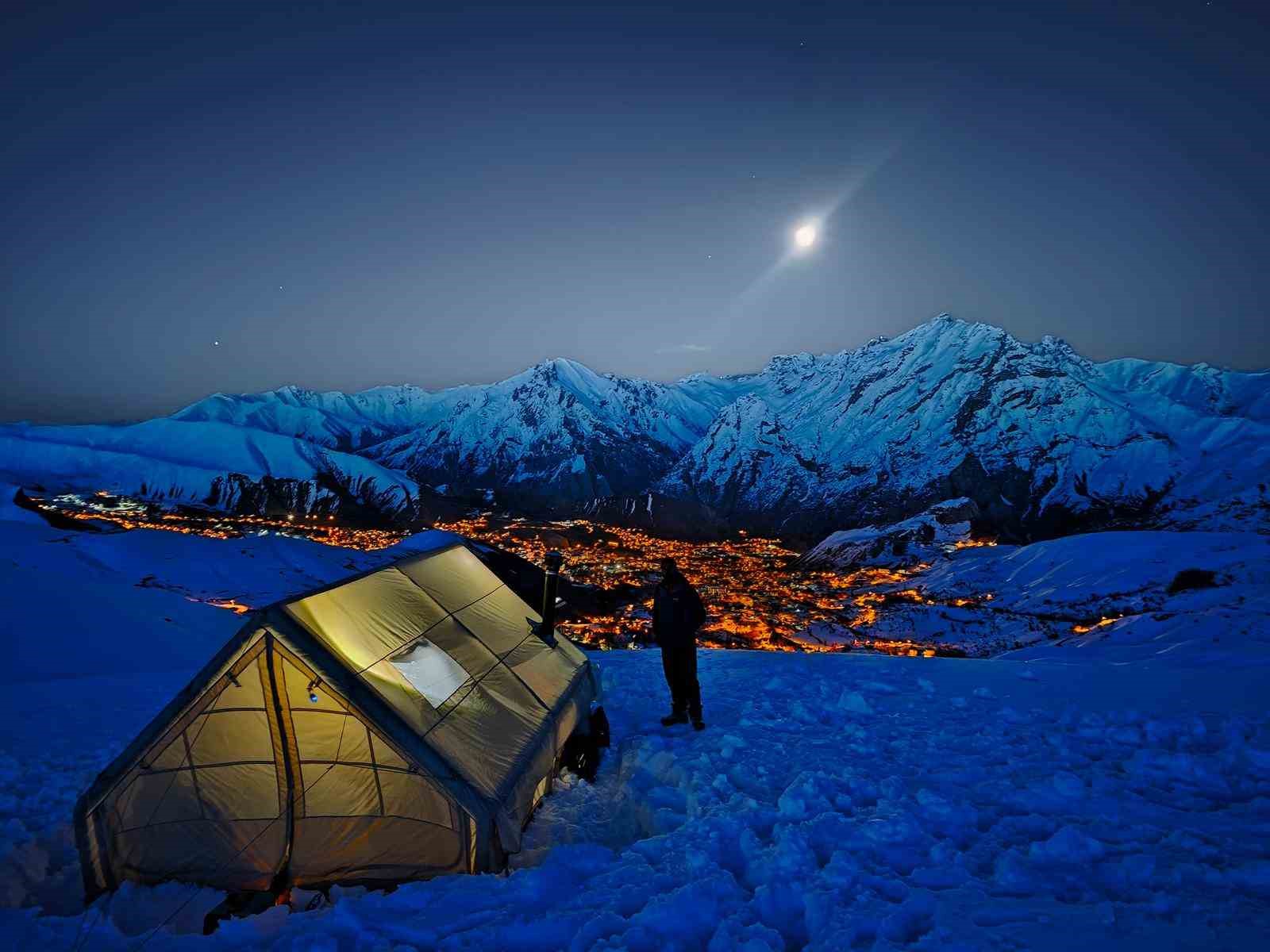 Hakkari manzarası geceye damga vurdu