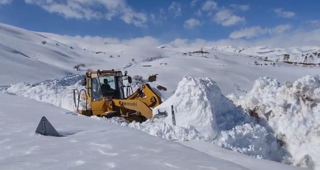 Van&rsquo;da 5 metreyi bulan karda yol a&ccedil;ma &ccedil;alışması
