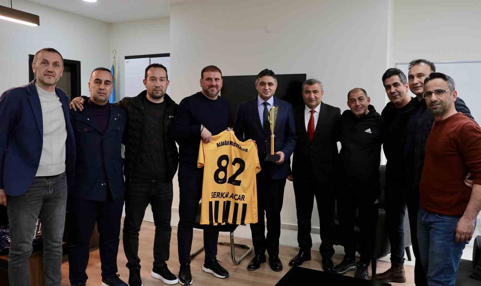 Aliağa Masterler, şampiyonluk kupasını Başkan Acar’a götürdü