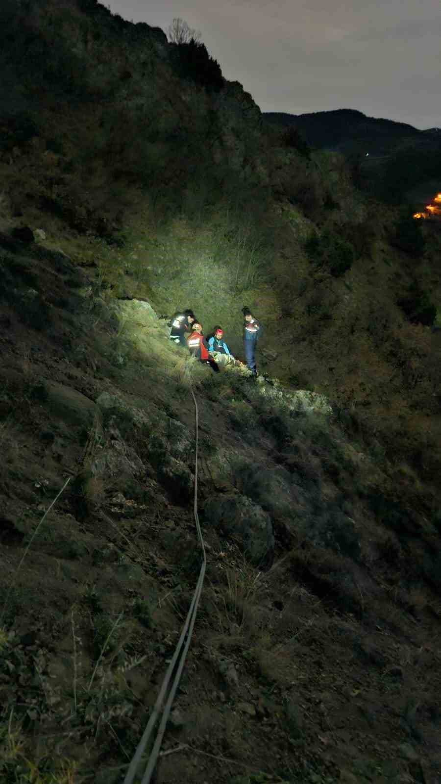 Mantar toplarken uçurumdan düştü, saatler süren çalışmayla kurtarıldı