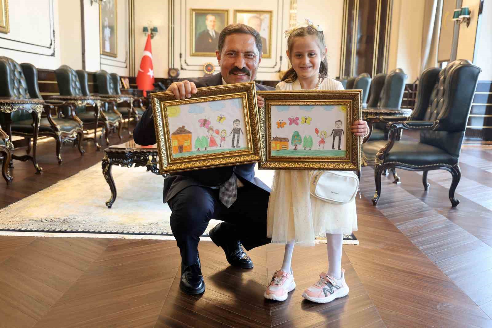 Depremde ailesini ve bacağını kaybeden küçük kızın çizdiği resimdeki protez bacak detayı duygulandırdı - GÜNDEM