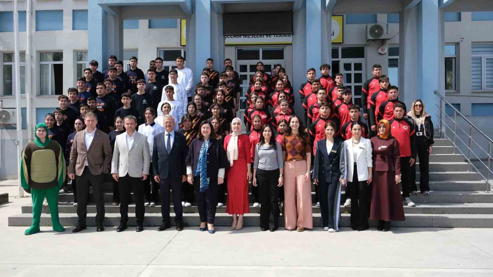 Tekli: "Eğitim, sanayimizin s&uuml;rd&uuml;r&uuml;lebilirliğinin temelidir"
