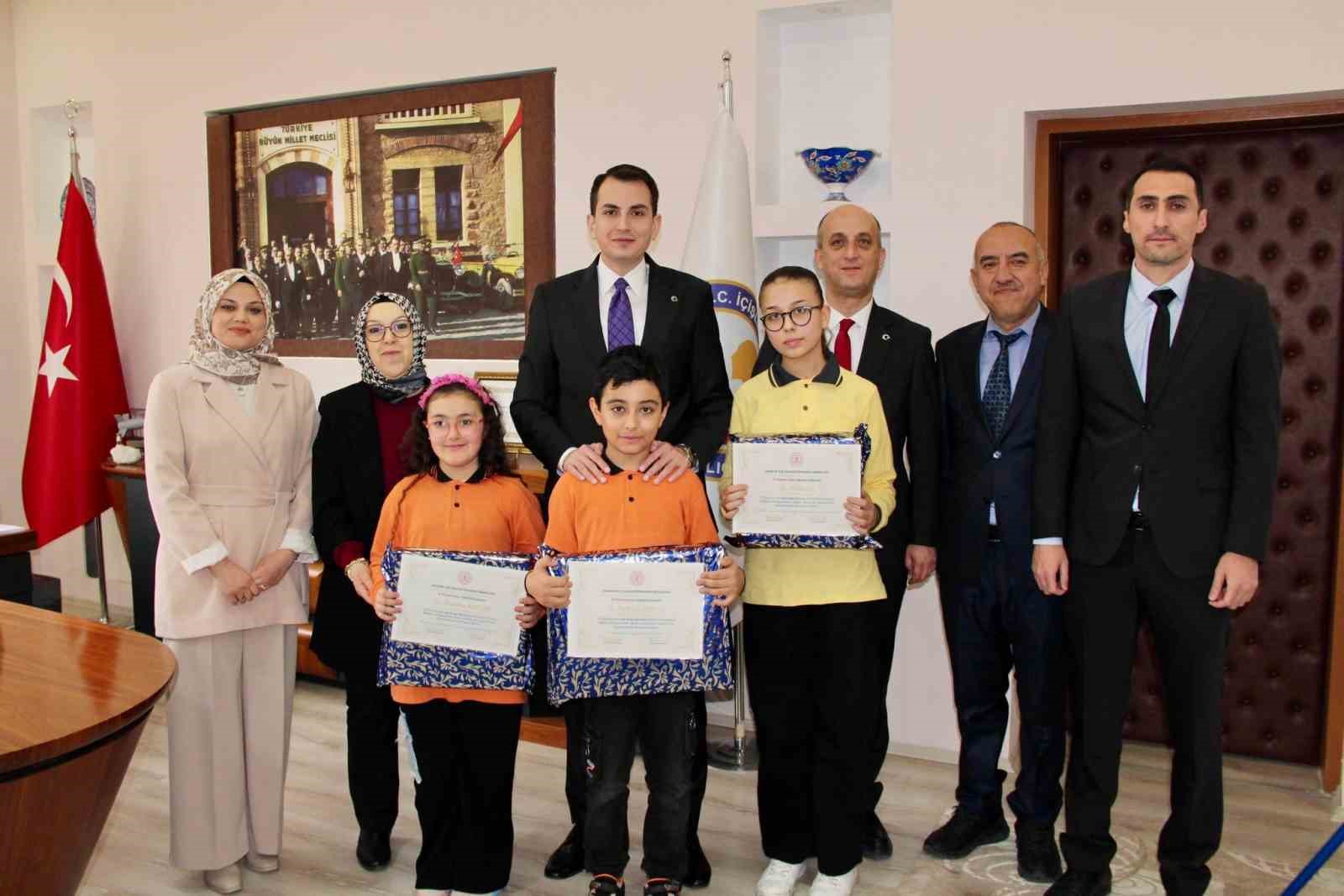 Hisarcık&rsquo;ta "Kitap kurdu" &ouml;ğrencilere Kaymakam Atam&rsquo;dan &ouml;d&uuml;l
