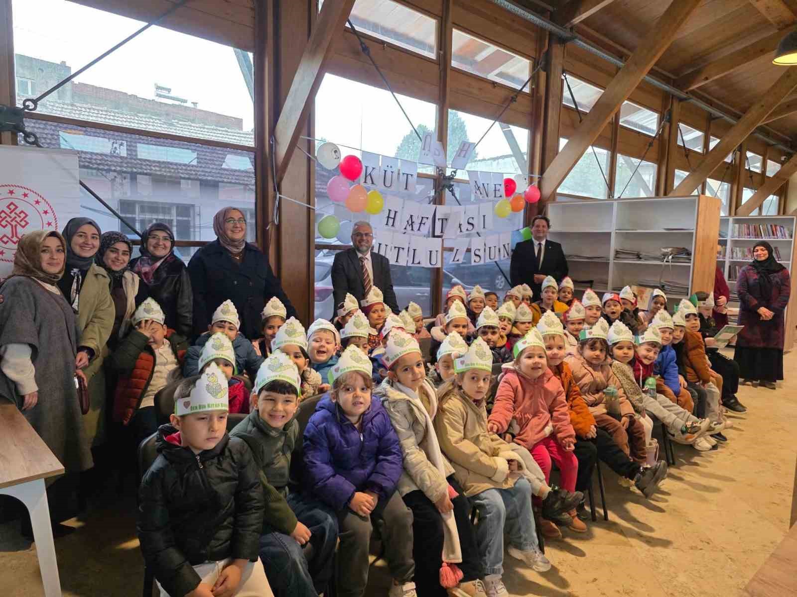 Kuran Kursu öğrencileri kütüphanede kitapla buluştu