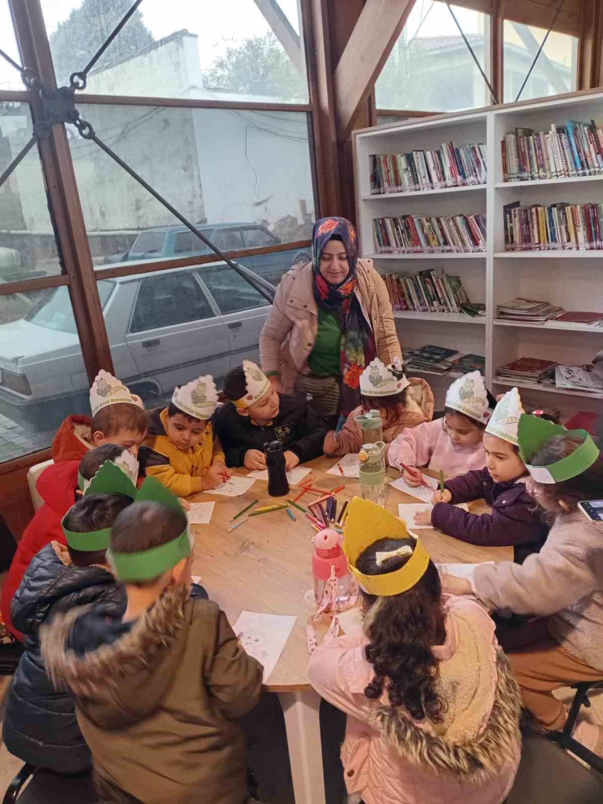 Kuran Kursu &ouml;ğrencileri k&uuml;t&uuml;phanede kitapla buluştu
