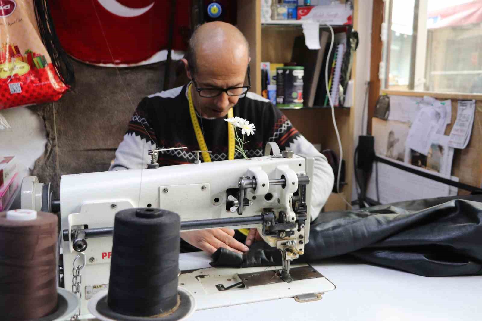 7 yaşında yırtık yapıştırarak başladığı dericilikte şimdi d&uuml;nyaya satış yapıyor
