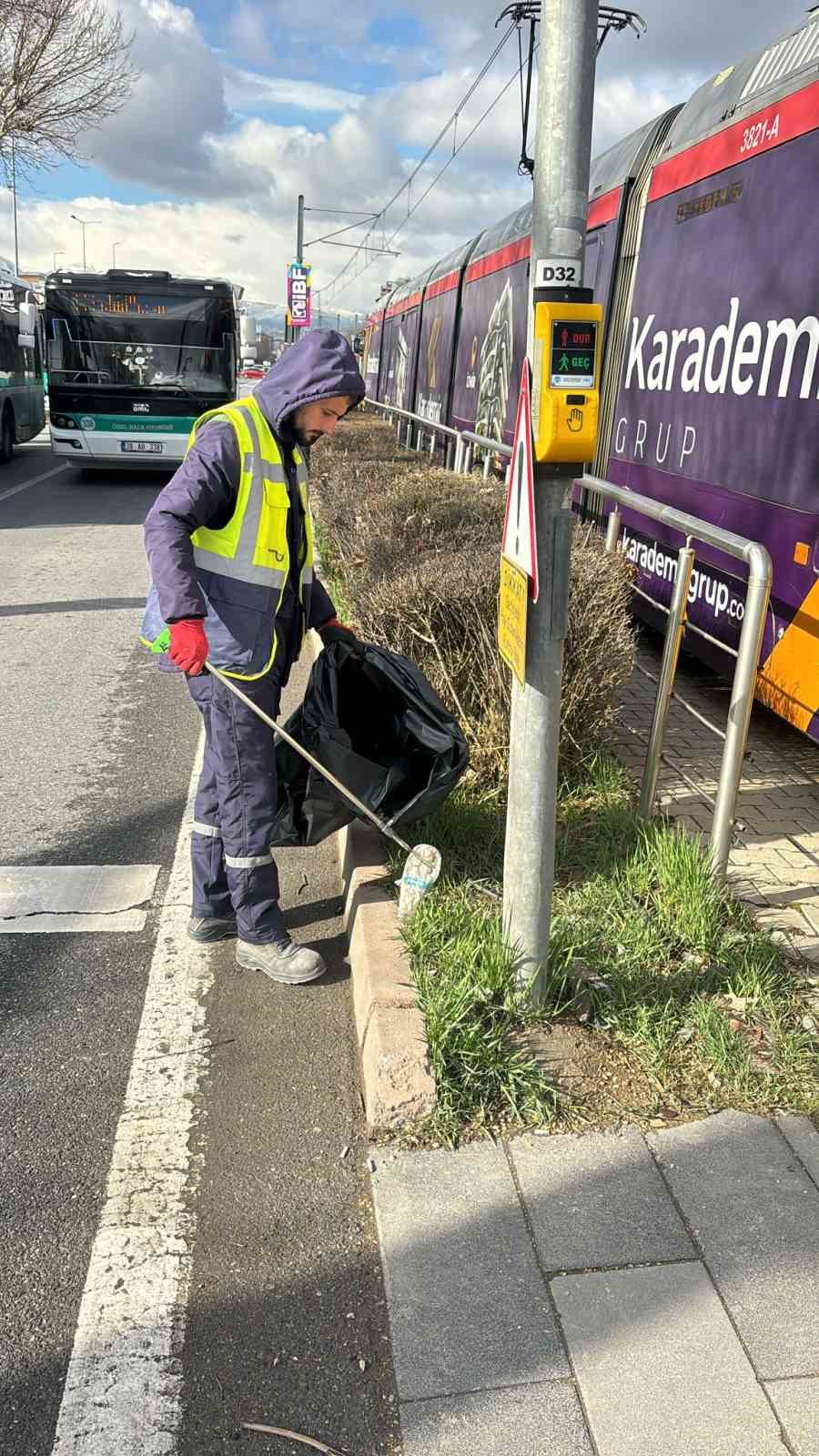 H&uuml;rmet&ccedil;i&rsquo;de sıcak asfalt, &ccedil;evre temizliği ve yeşil alan atağı
