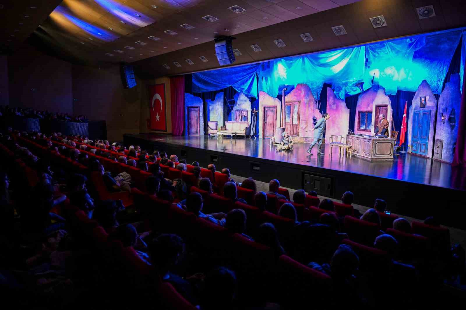 Mersin Şehir Tiyatrosuna sanat d&uuml;nyasından tam not
