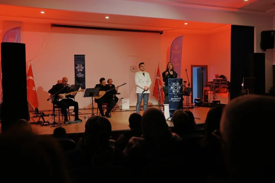 İncirliova&rsquo;da "Anadolu&rsquo;dan T&uuml;rk&uuml;ler" konseri d&uuml;zenlendi
