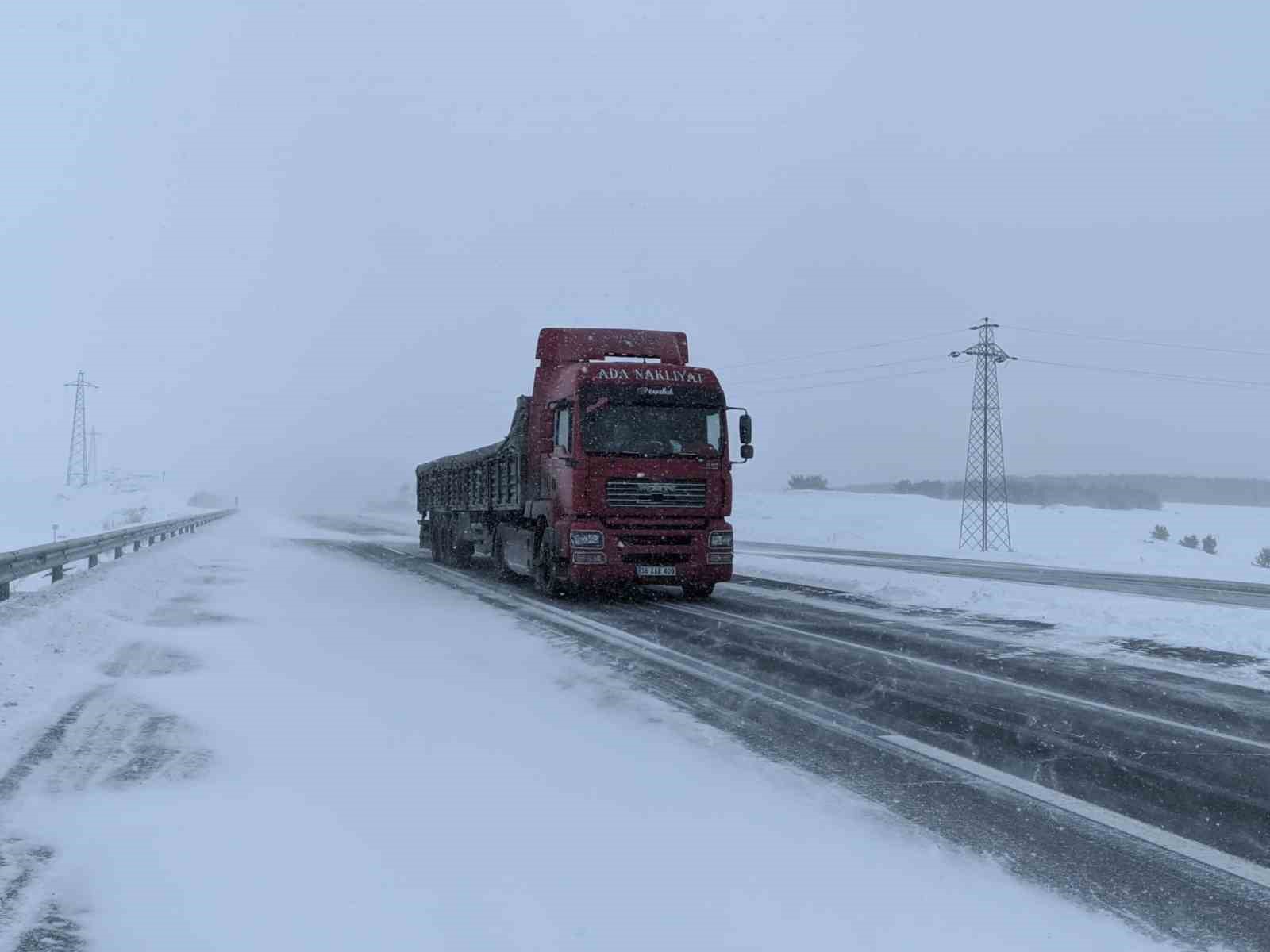 Kapalı olan Ardahan-Ardanu&ccedil; kara yolu ulaşıma a&ccedil;ıldı
