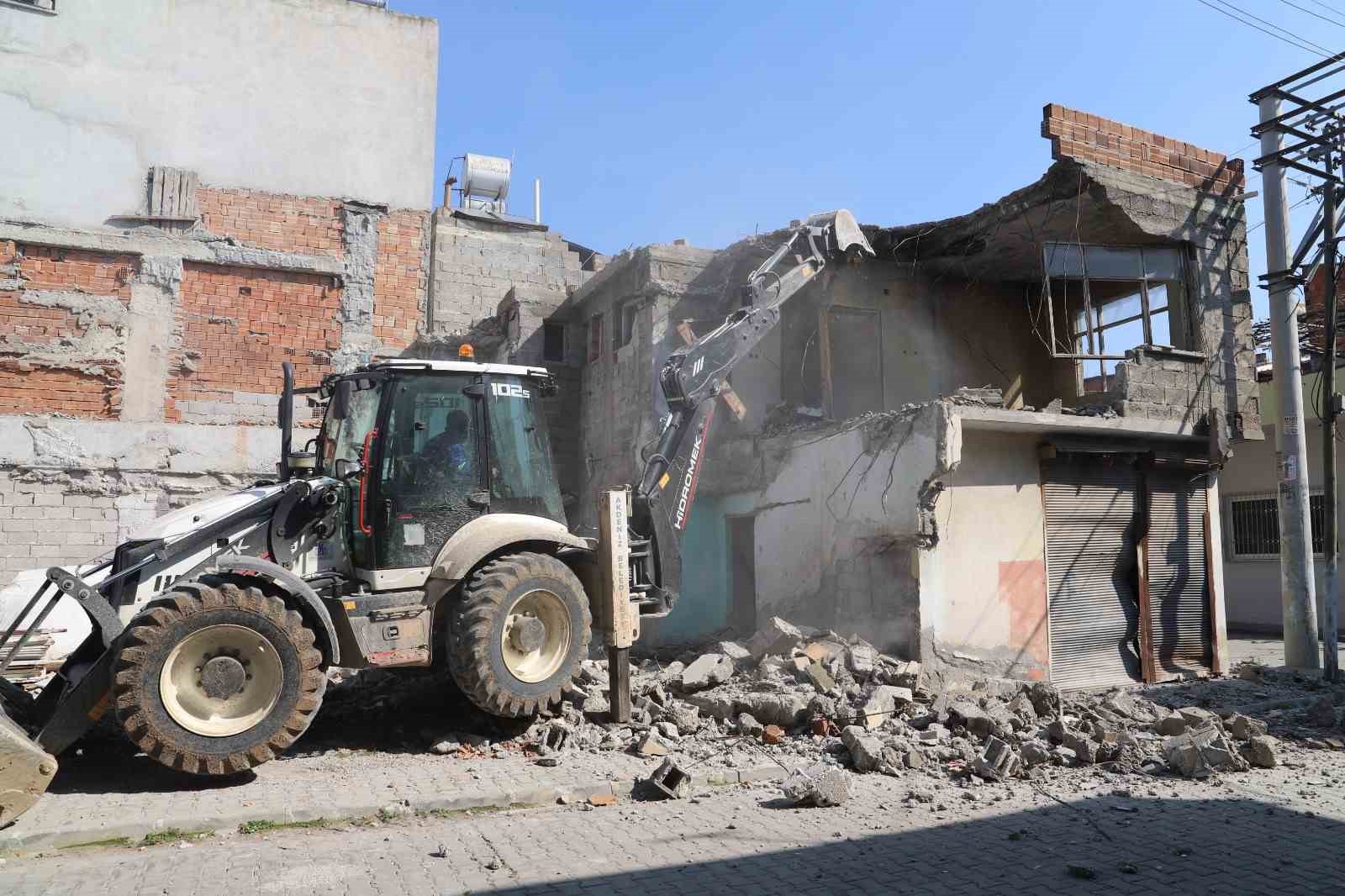 Akdeniz Belediyesi metruk binaları kontroll&uuml; şekilde yıkıyor
