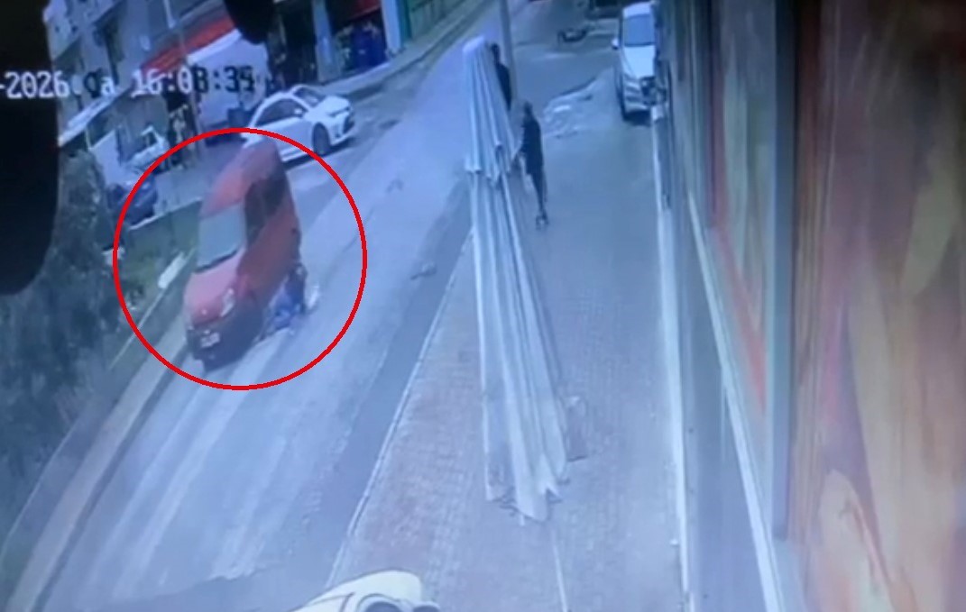Yayanın aracın altında kaldığı kaza kamerada
