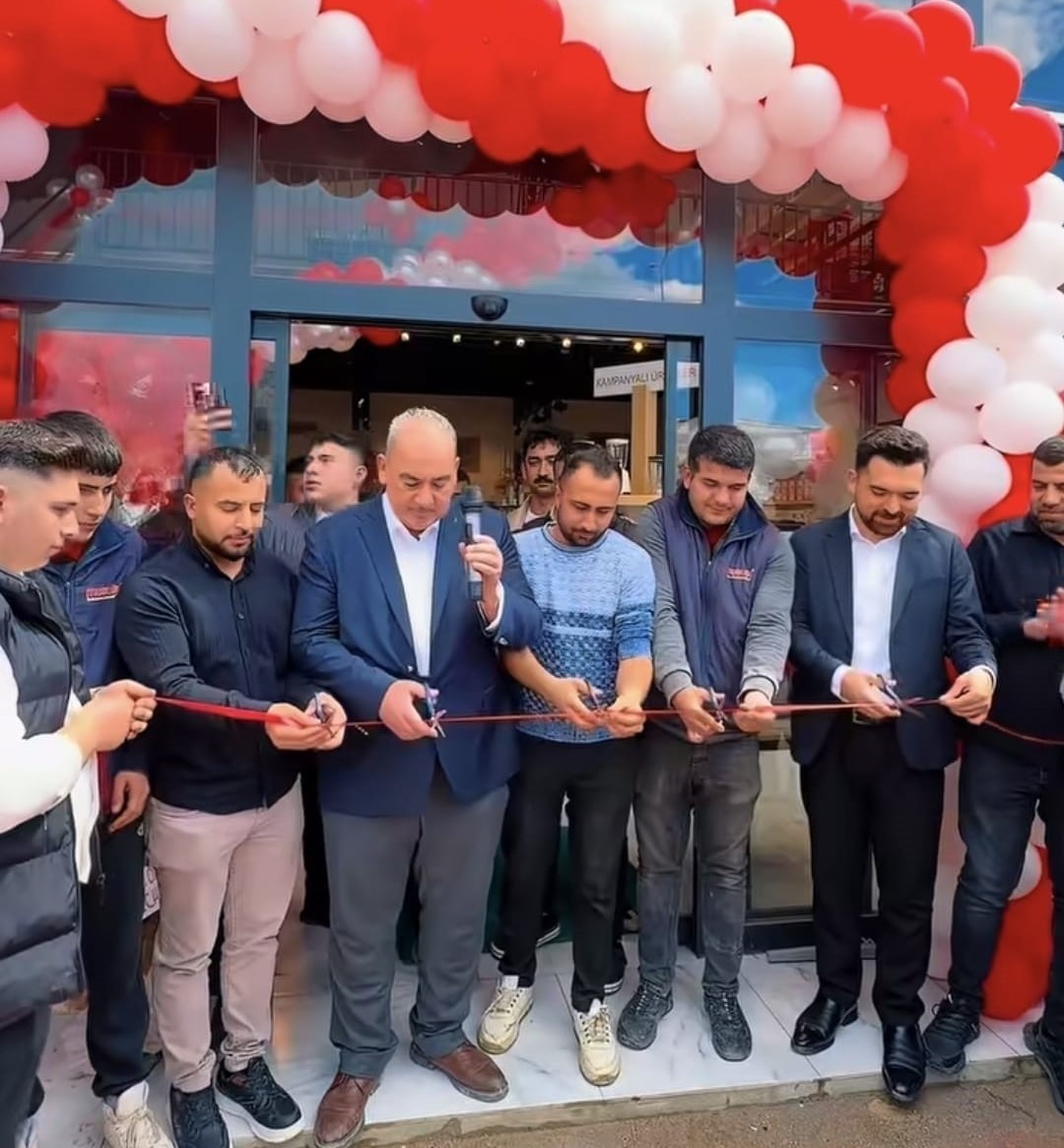 Musullu&rsquo;nun Antakya&rsquo;daki yeni şubesi a&ccedil;ıldı: Kurdele iş&ccedil;ilerle birlikte kesildi
