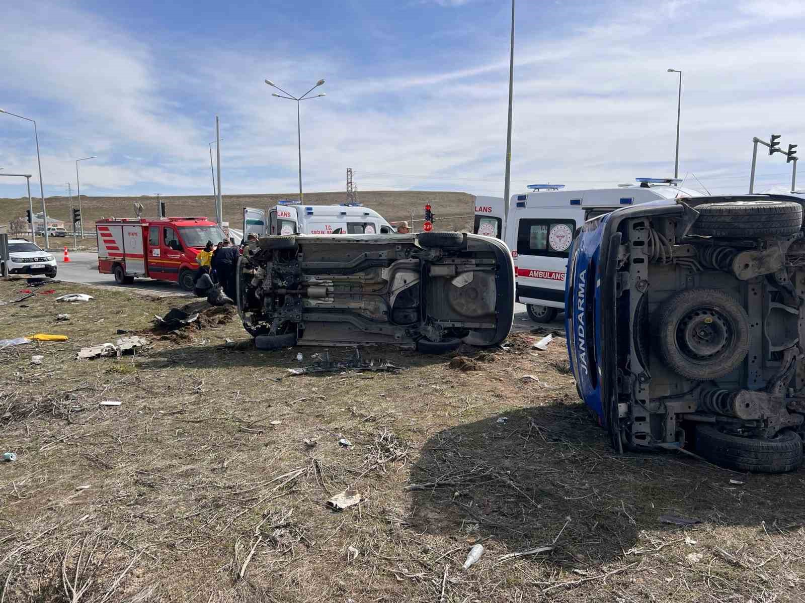 Van’da zincirleme kaza: 4’ü askeri personel 6 yaralı