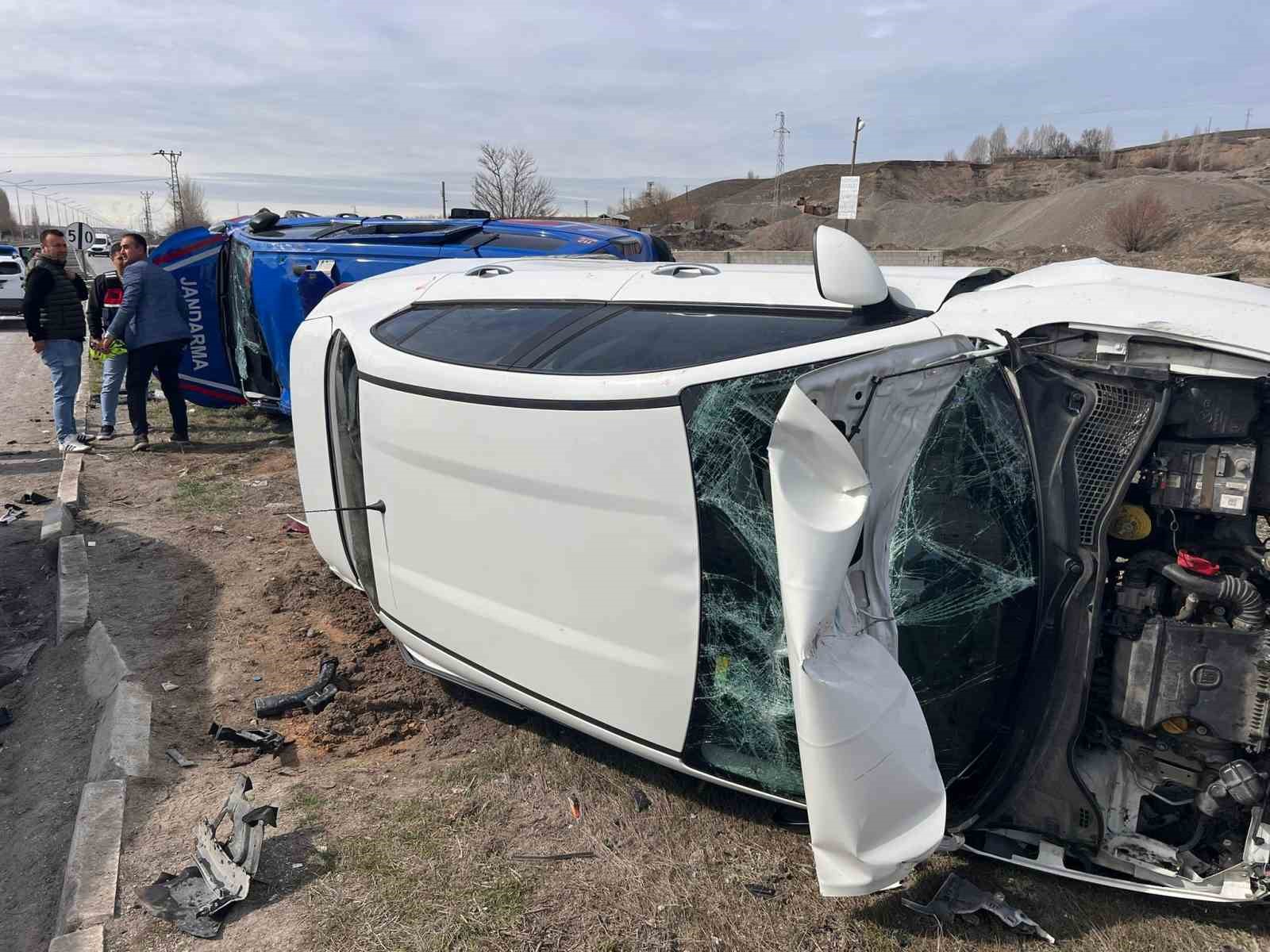 Van&rsquo;da zincirleme kaza: 4&rsquo;&uuml; askeri personel 6 yaralı
