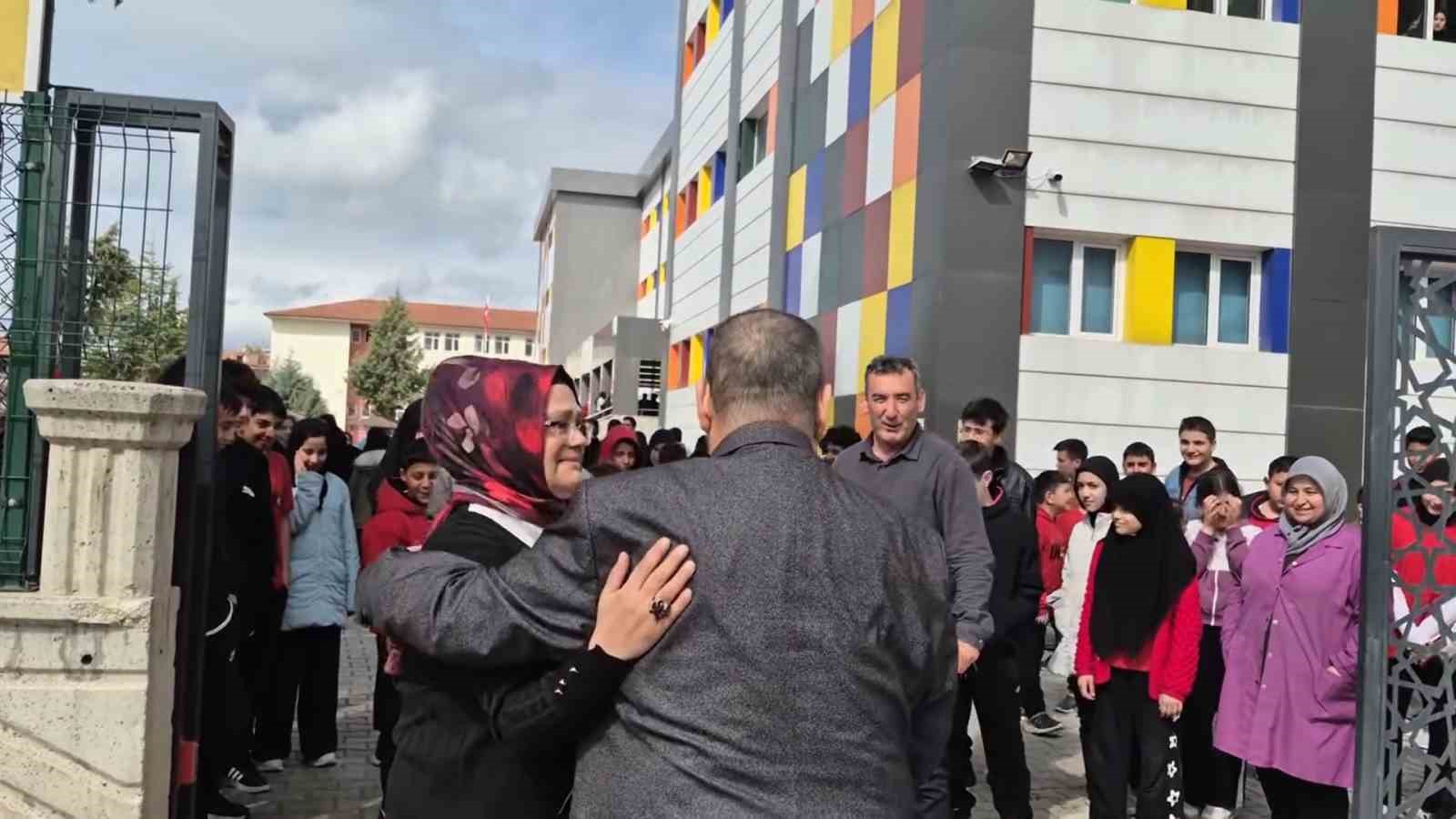 Emekliye ayrılan &ouml;ğretmene &rsquo;Hatıran Yeter&rsquo; şarkısı ile duygusal veda
