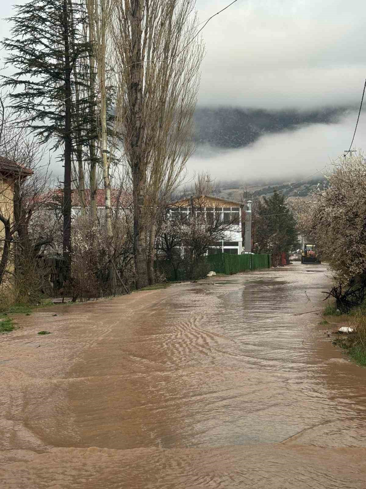 Elmalı&rsquo;da dereler taştı, tarım alanları sular altında kaldı
