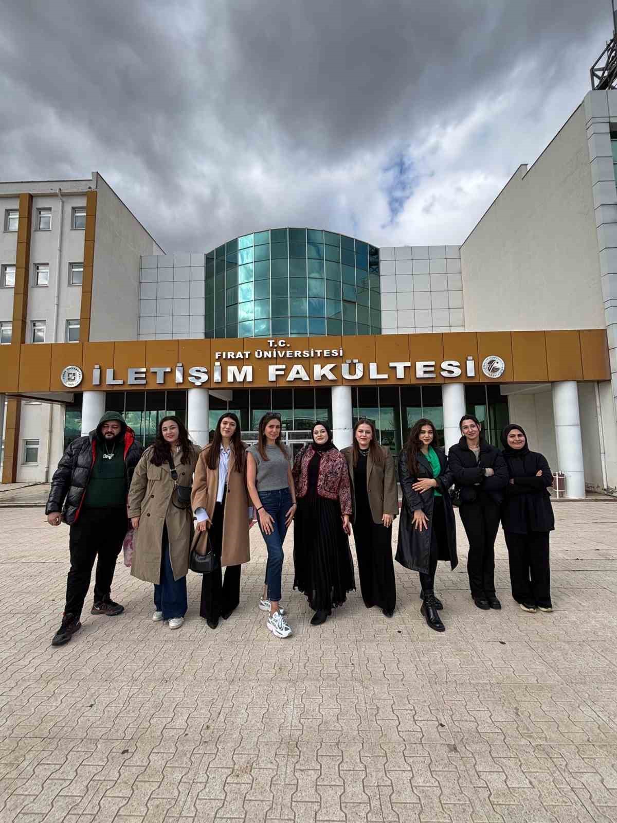 Elazığ&rsquo;da &lsquo;Mutluluk Paylaştık&ccedil;a &Ccedil;oğalır&rsquo; sosyal deneyi
