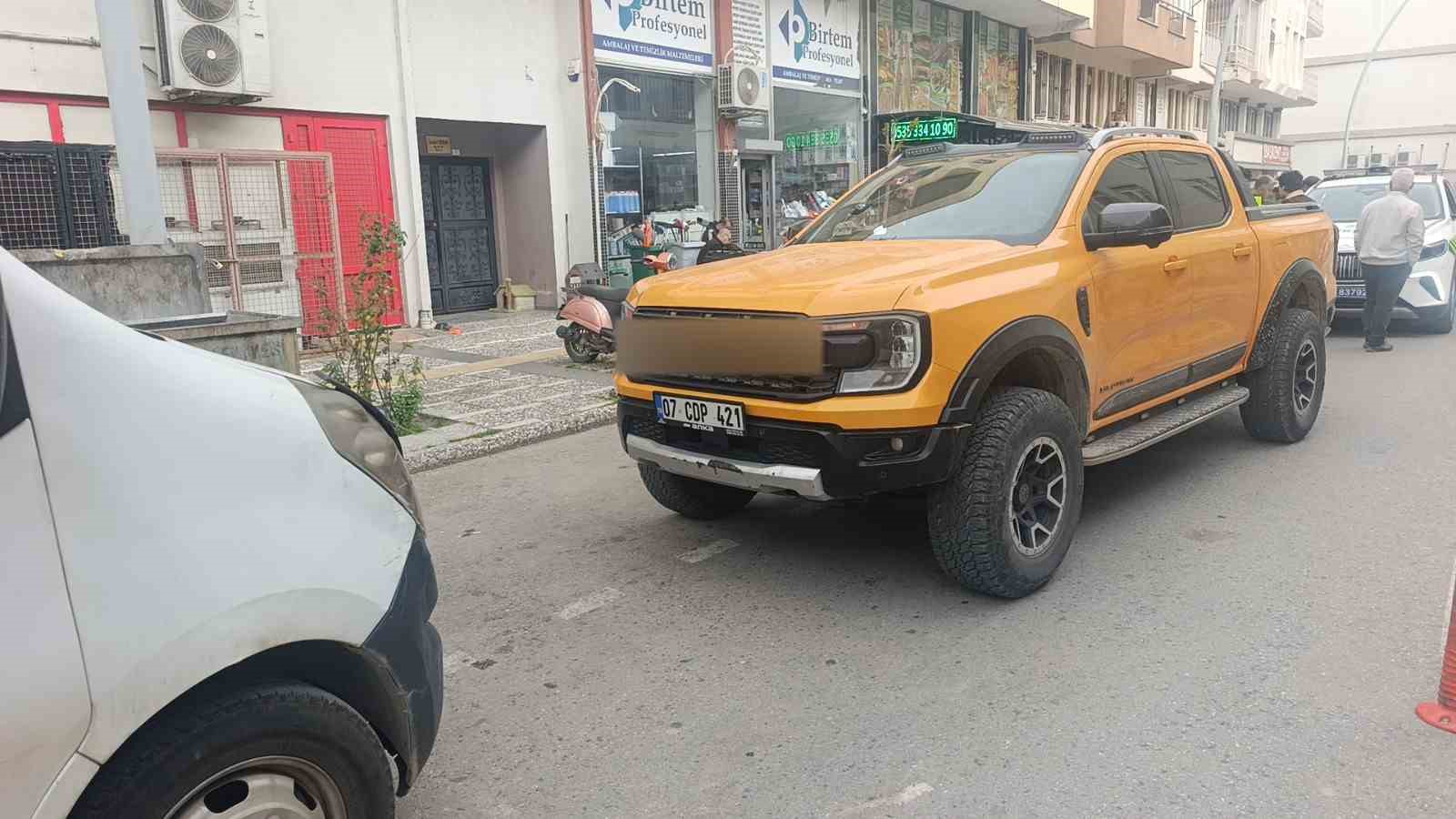 Aracına &ccedil;arpan kamyonet i&ccedil;in polis &ccedil;ağırdı hatalı parktan ceza yedi
