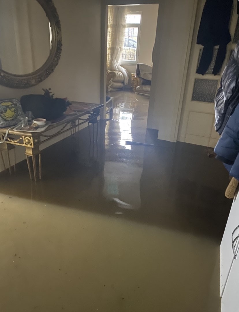 Sarıyer&rsquo;de yine yağmur yine su baskını: Bodrum katlar sular altında kaldı vatandaş &ccedil;ileden &ccedil;ıktı
