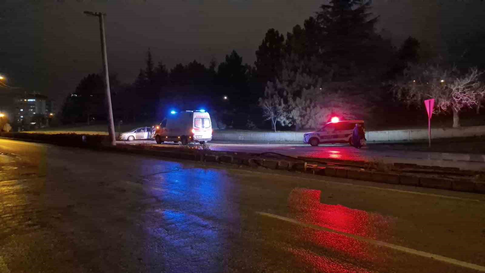 Kontrolden &ccedil;ıkan otomobil d&ouml;nerek arkasını duvara &ccedil;arptı
