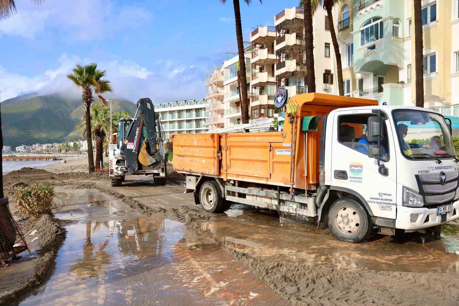Marmaris&rsquo;te belediye ekiplerinden gece boyunca &rsquo;sağanak ve fırtına&rsquo; mesaisi
