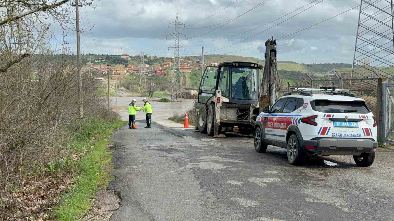 &Ccedil;anakkale&rsquo;de Kocabaş &Ccedil;ayı taştı: K&ouml;y yolu ulaşıma kapandı
