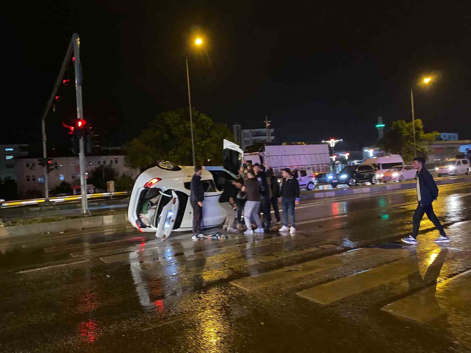Ref&uuml;je &ccedil;arpıp yan yatan otomobilde bulunanların burnu bile kanamadı
