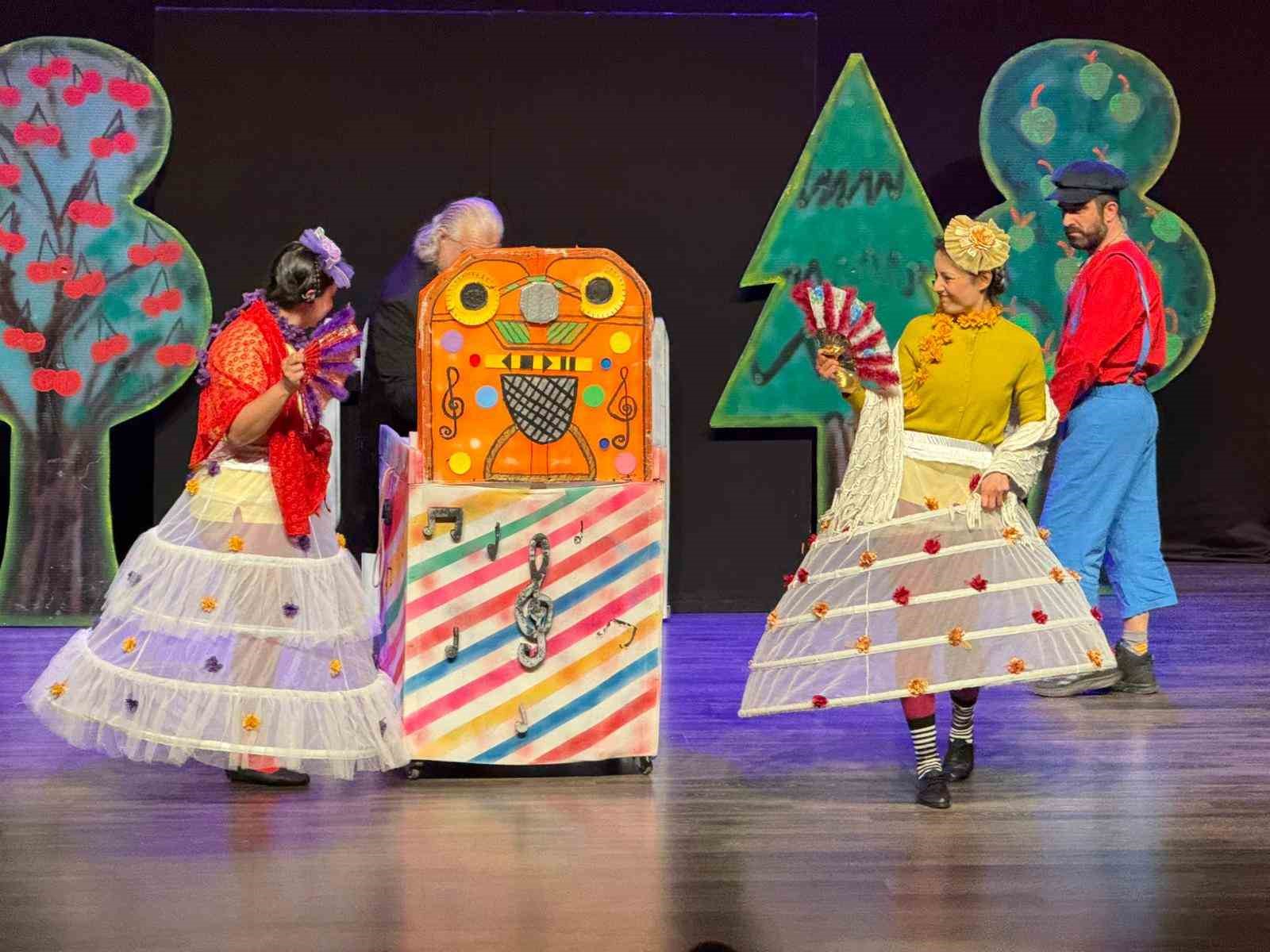 Aydın’da minikler tiyatro ile buluştu