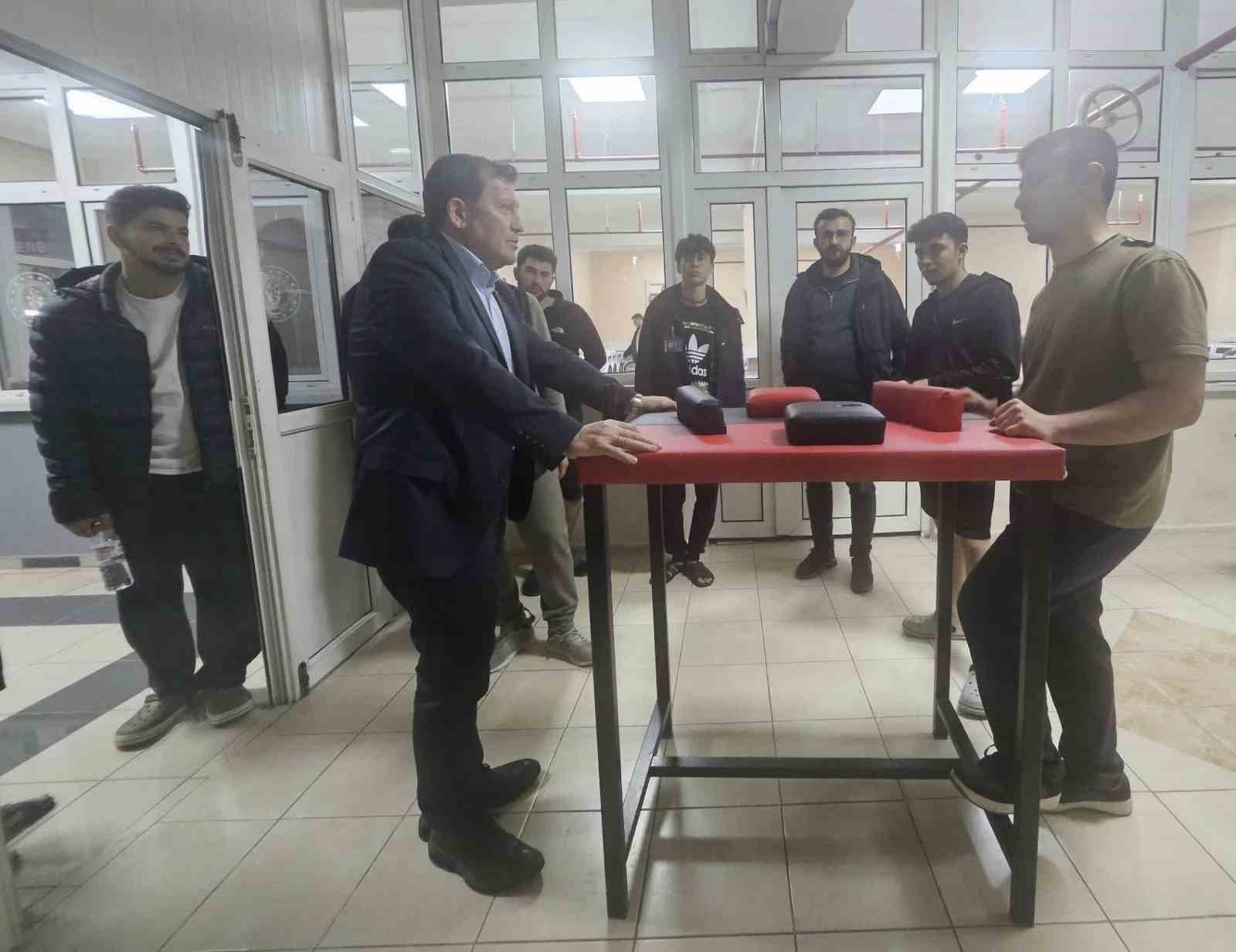 Kabakcı; &ouml;ğrencilerle bilek g&uuml;reşi yaptı
