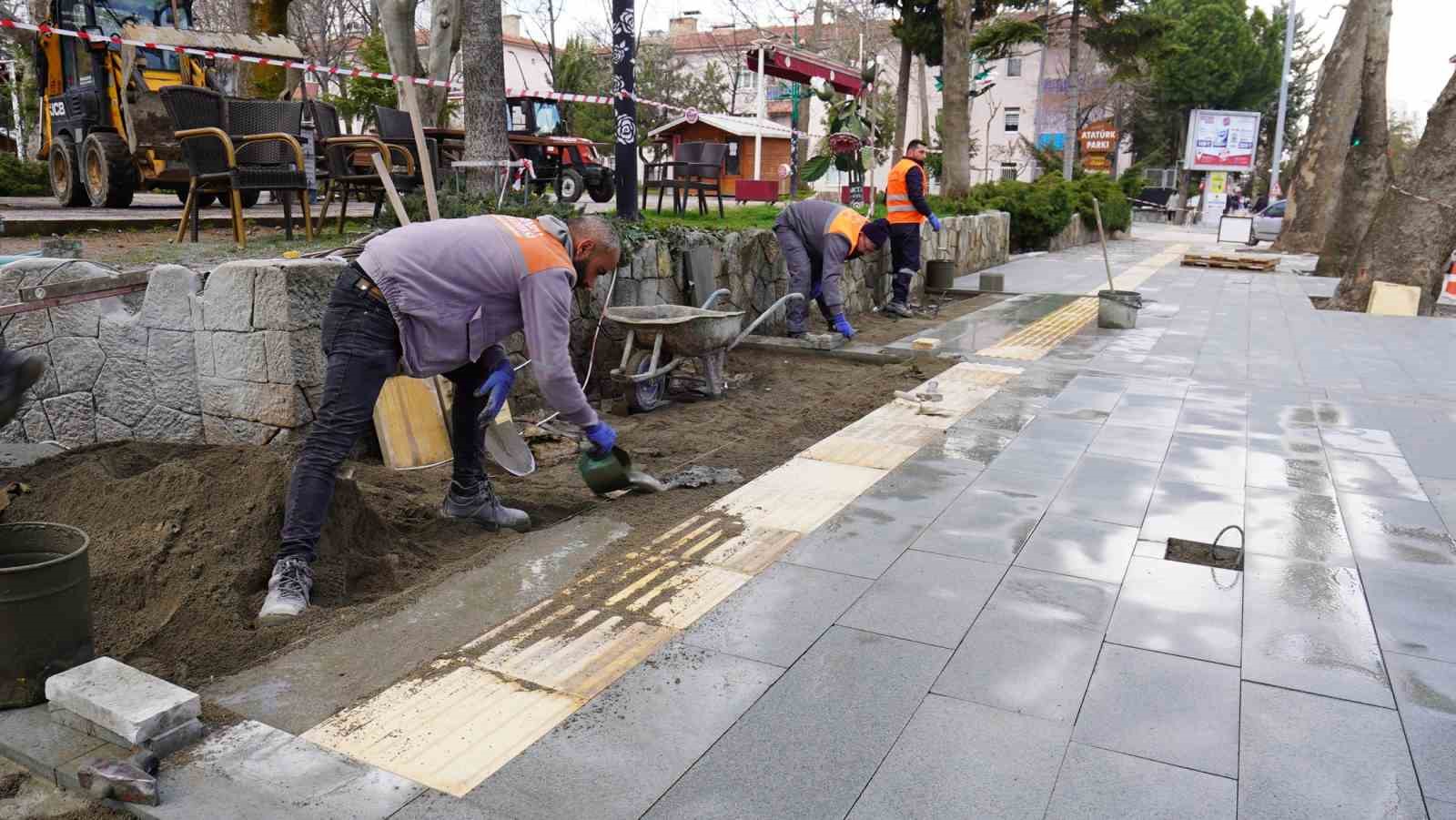 Isparta’da Atatürk Parkı altındaki kaldırım yenileniyor