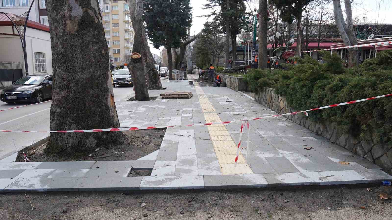 Isparta&rsquo;da Atat&uuml;rk Parkı altındaki kaldırım yenileniyor
