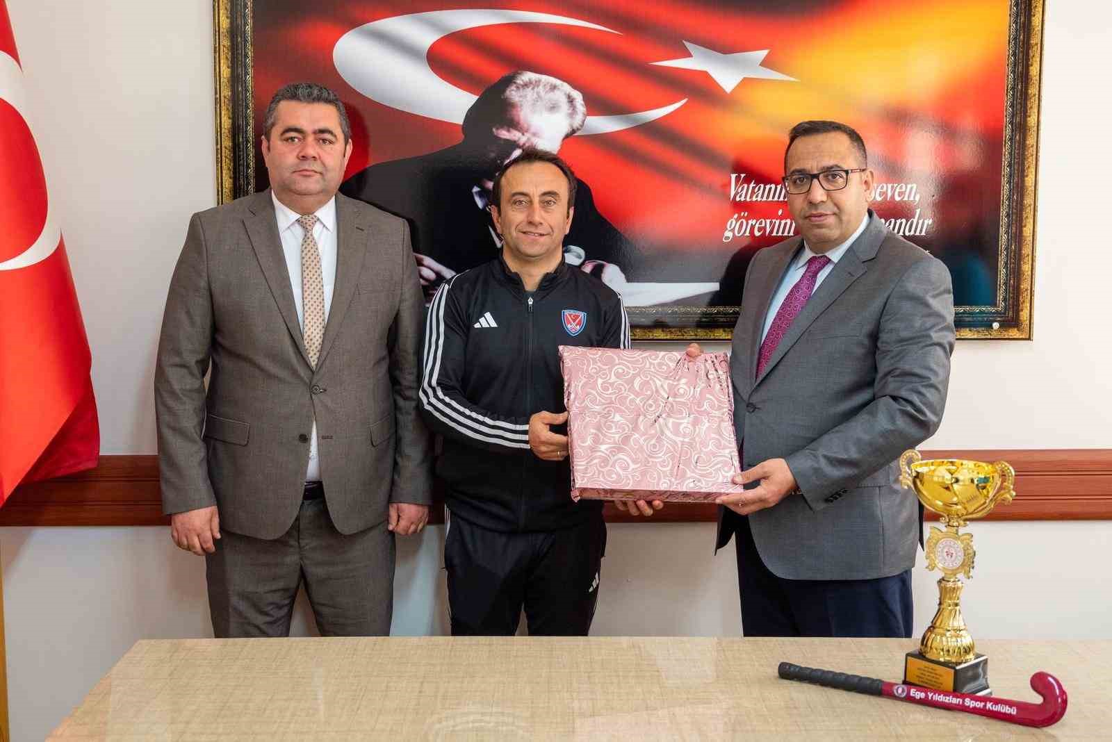 Menteşe Cumhuriyet Ortaokulu Hokey Takımı, T&uuml;rkiye yarı finalleri yolunda
