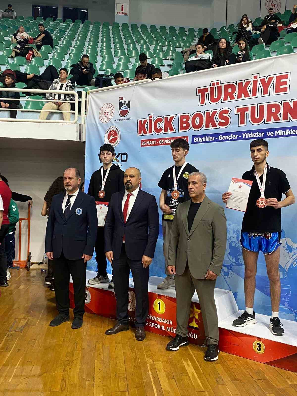 Kickboks T&uuml;rkiye Şampiyonası&rsquo;nda Afyonkarahisarlı sporculardan &ouml;nemli başarı
